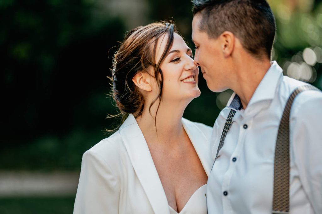 Paar küsst sich innig im Freien, strahlende Gesichter und emotionale Verbindung sichtbar.